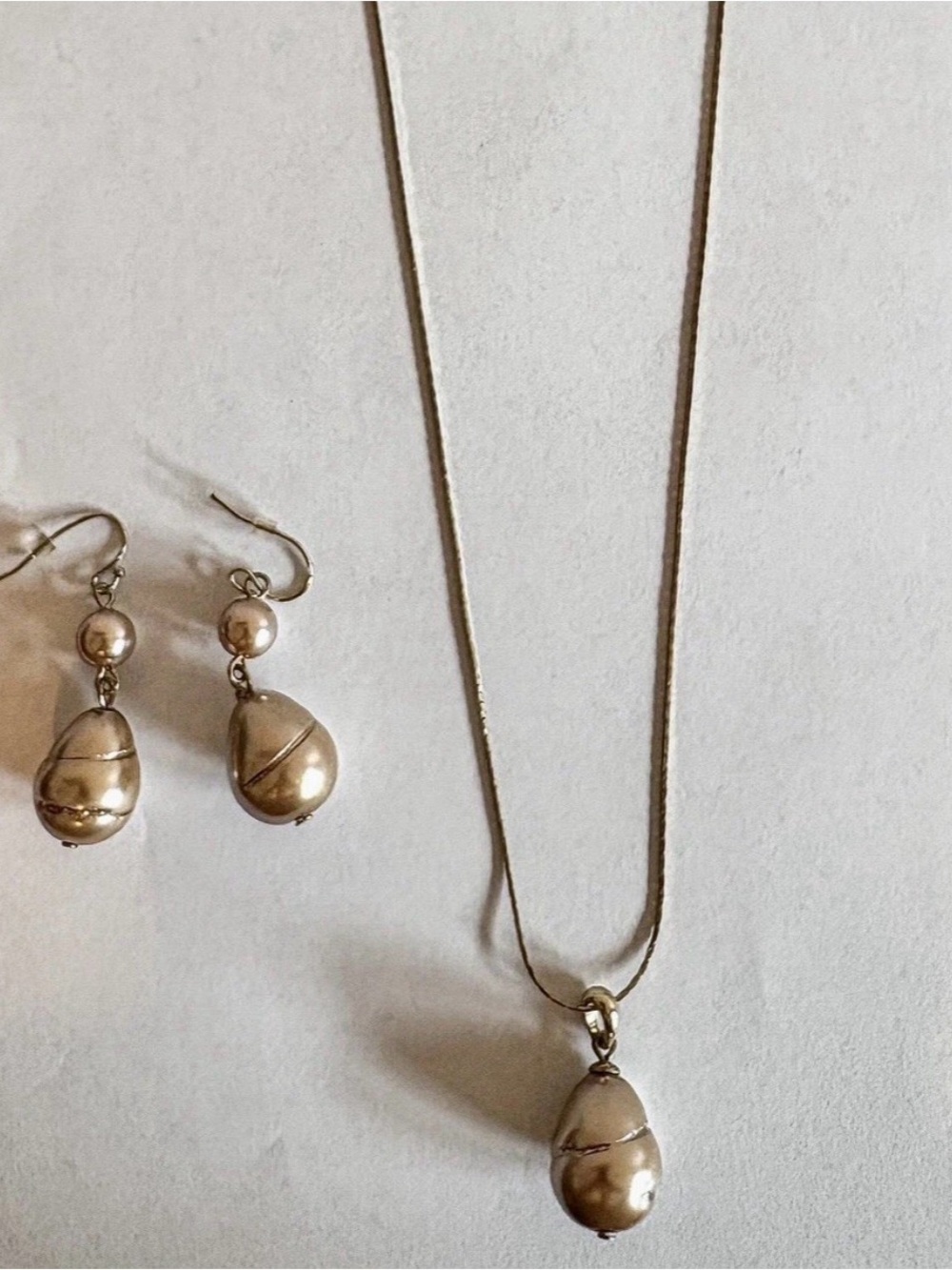 Roman RMN Copper Tone Teardrop Jewelry Set – Necklace & Earrings